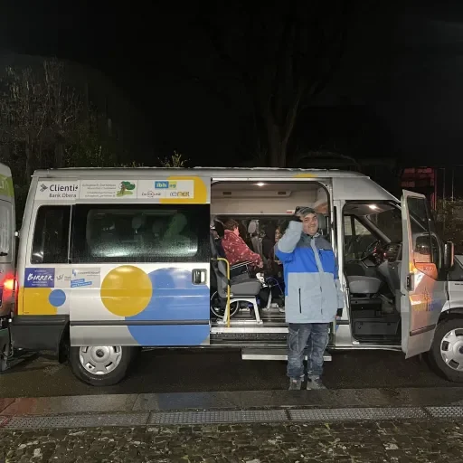 Bus des Wohnheimes während Bewohner:innen einsteigen